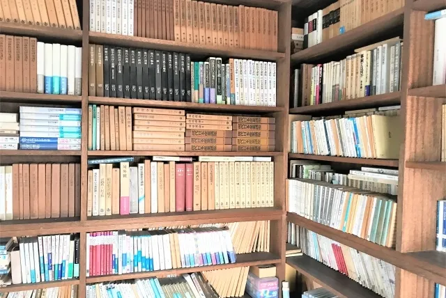 遺品整理中の本棚に並べられた大量の本