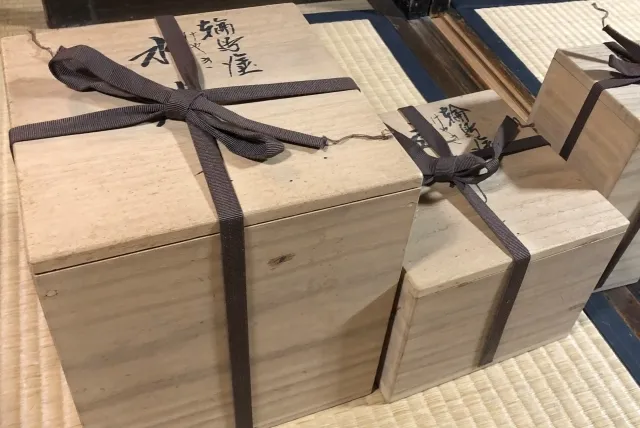 遺品整理の木箱に入った品物