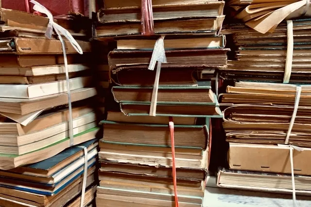 遺品整理の大量の本の束