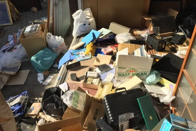 遺品で部屋の中に数多く残っている荷物