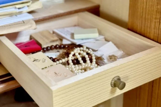 いくつかの数珠が入っている木製の引き出し