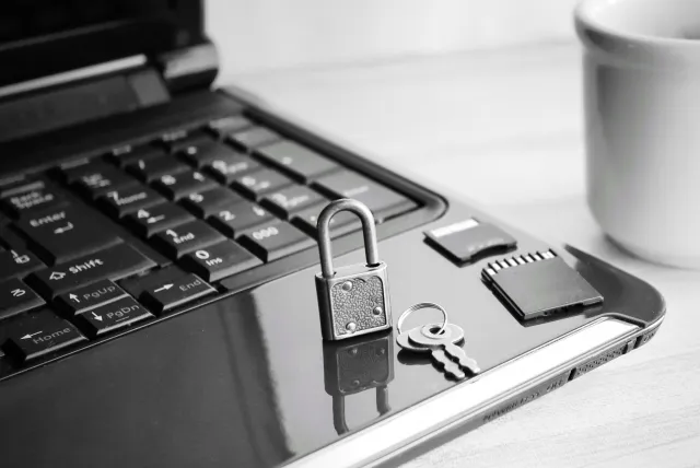 パソコンの上に鍵が置かれていてデジタル遺品をイメージした画像