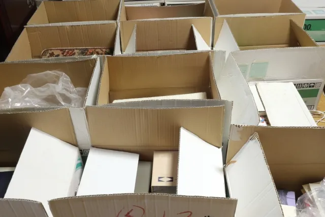 整理中の場面 数多くのダンボールの中に色々な物が入っている