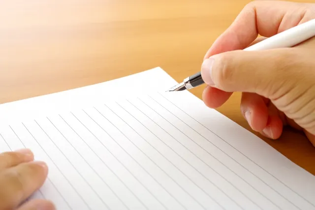 便箋に万年筆で文字を書こうとしているところ
