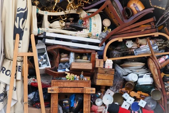 木製チェア、机、棚、その他小物が見渡す限り隙間なく詰まっている状態