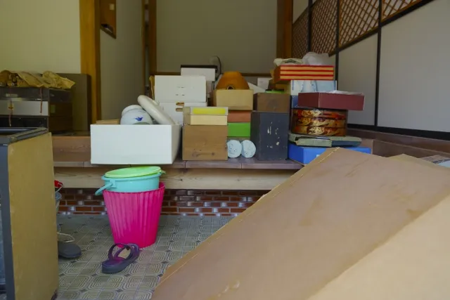 遺品整理の荷物が玄関に並べられている
