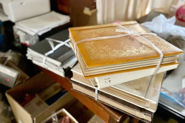 遺品整理で何冊かの本をビニールヒモでまとめている、いくつかの本束