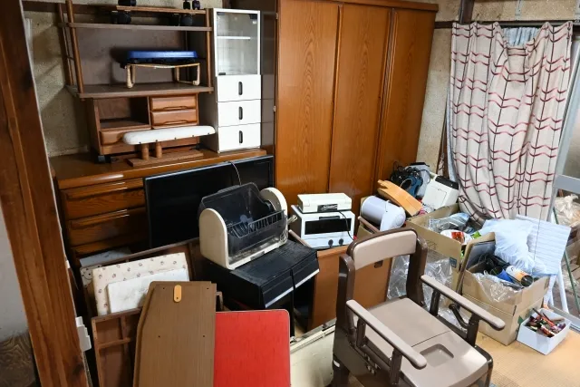 遺品整理で物に溢れて乱雑になっている部屋