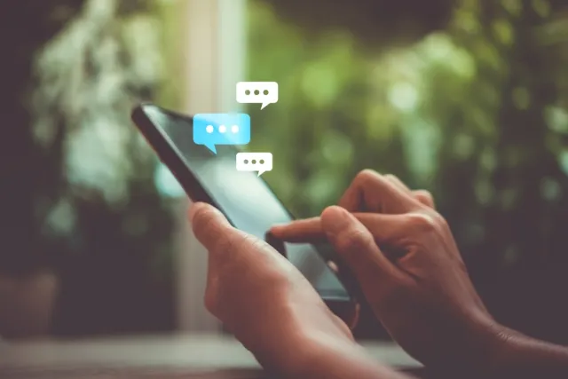 スマホでチャットやメッセージなどで連絡を取り合っているイメージの画像