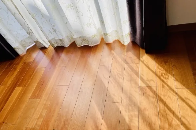 荷物のないキレイな部屋に日差しが窓のレースカーテンの隙間からさしている