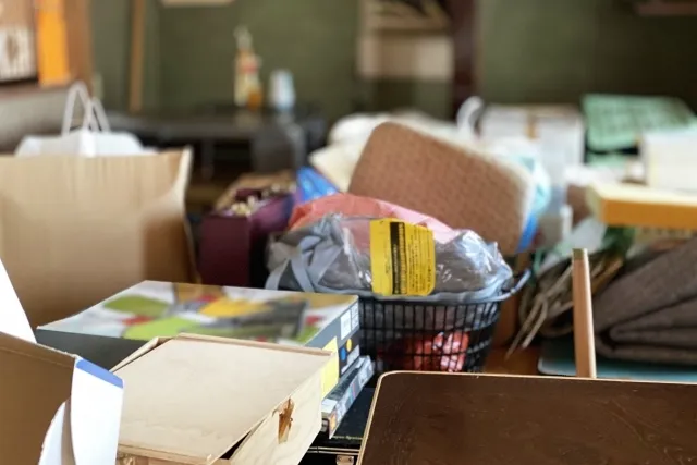 多くの小物の不用品が置かれている部屋