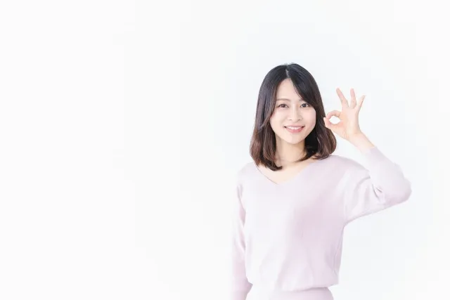 左指でOKサインをする女性