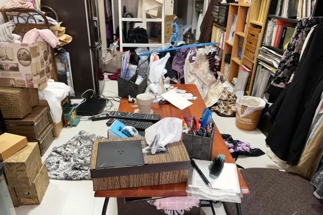 洋服を中心に物が散乱して汚れている部屋